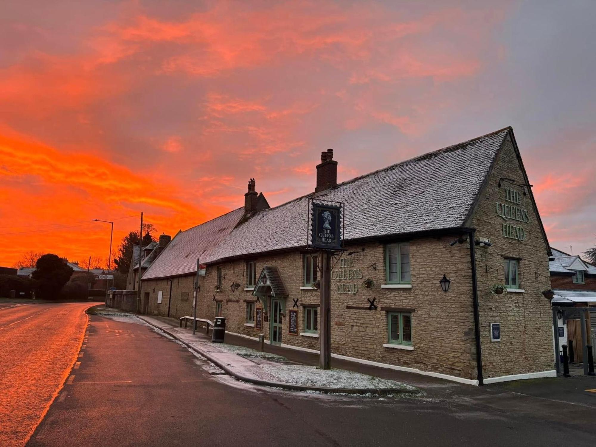 The Queens Head Inn Milton Ernest Exteriör bild